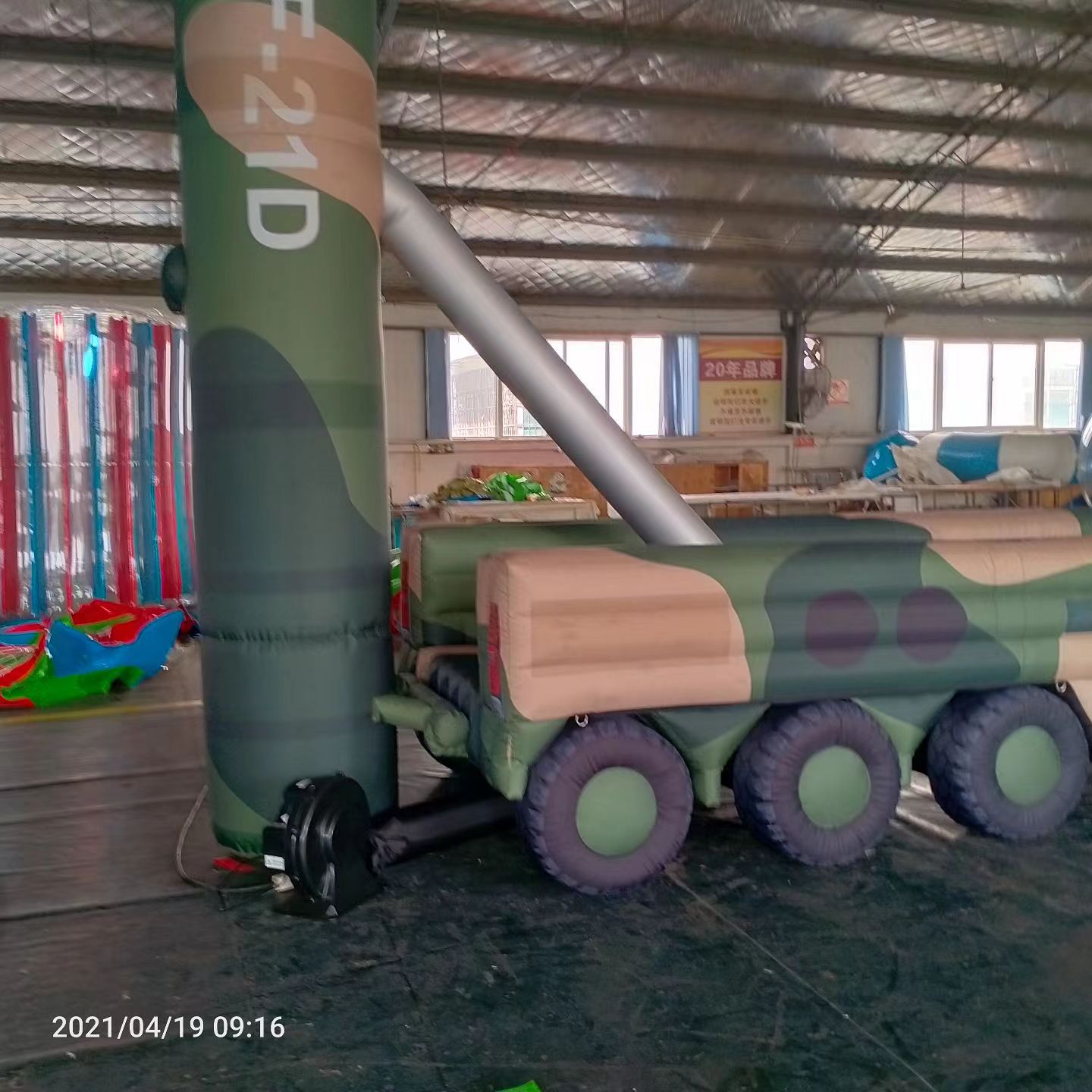 蠡县军事演习中的充气目标车辆：模拟发射车雷达车坦克飞机